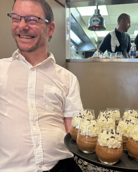 Desserts maison servis avec le sourire par l’équipe du restaurant Le Cathédrale Gourmand à Chartres – convivialité et plaisir partagé