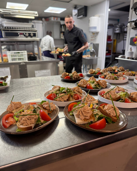 Dressage d’entrées dans la cuisine du restaurant Le Cathédrale Gourmand à Chartres – service rapide et soigné pour groupes ou événements