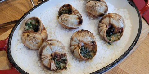 Escargots à la bourguignonne au beurre persillé servis au restaurant Le Cathédrale Gourmand à Chartres – spécialité française incontournable