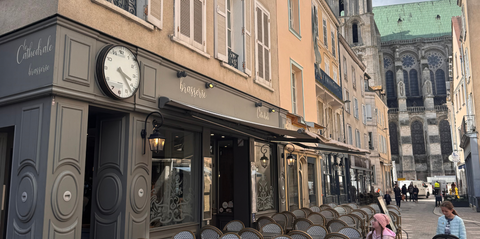 Façade du restaurant Le Cathédrale Gourmand à Chartres avec vue majestueuse sur la cathédrale – terrasse en plein cœur du centre historique