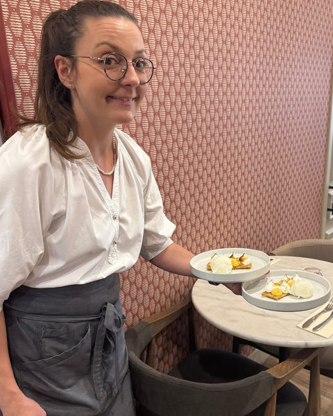 Julia, propriétaire et serveuse, servant des desserts maison au restaurant Le Cathédrale Gourmand à Chartres – sourire et accueil chaleureux garantis