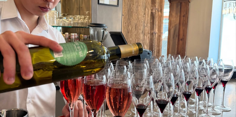 Service de vin au restaurant Le Cathédrale Gourmand à Chartres – préparation pour un événement convivial avec accueil personnalisé