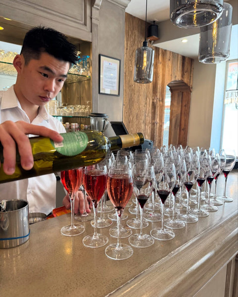 Théo en service au bar du restaurant Le Cathédrale Gourmand à Chartres – préparation de verres pour un groupe ou un événement privé